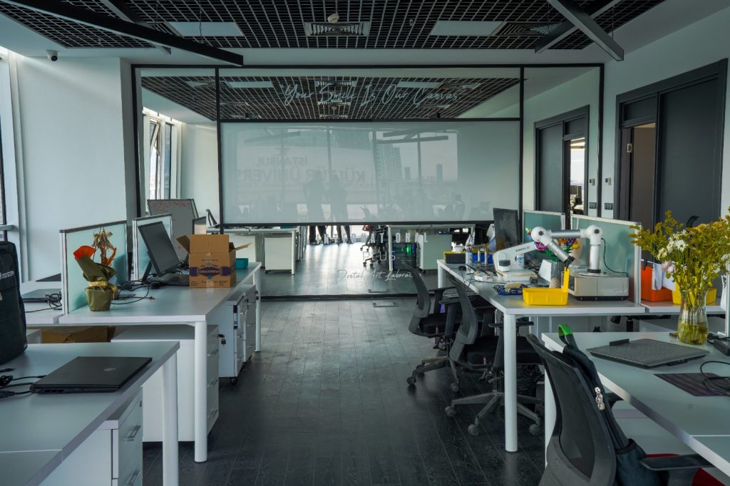 Laboratuvar projesi / Laboratory project — uygulama sonrası / completed interior