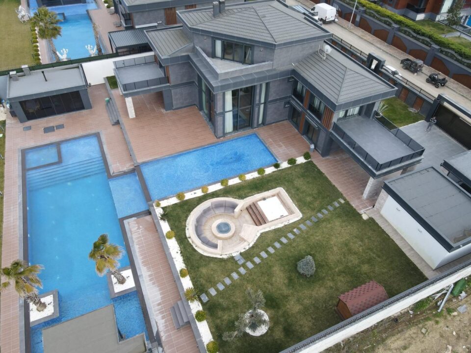 Villa ve havuz, genel görünüm