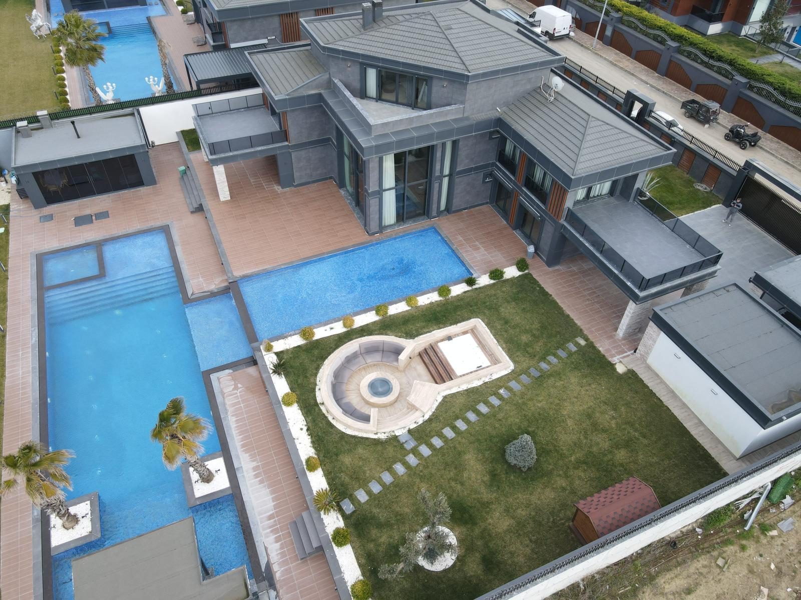 Villa ve havuz, genel görünüm